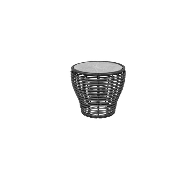 Graue Fossil Keramik-Platte auf dem kleinen Basket Couchtisch graphit von Cane-line.