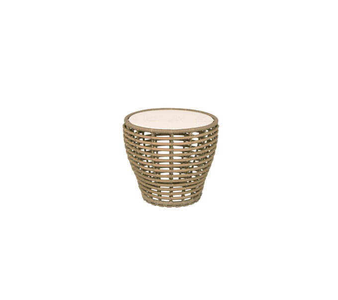 Der kleine Basket Couchtisch natur von Cane-line mit Fossil Keramik-Platte im Travertine Look.