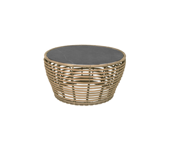 Von Cane-line der mittlere Basket Couchtisch natur mit schwarzer Fossil Keramik-Platte.