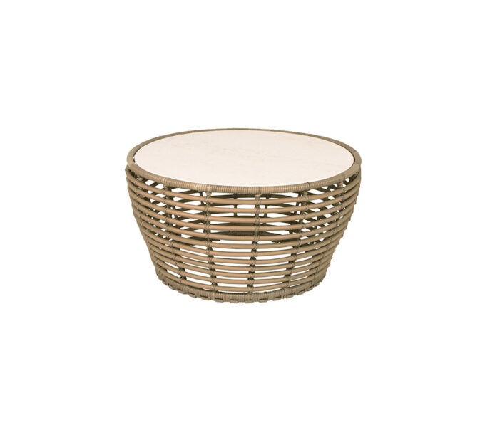 Mittlerer Basket Couchtisch natur von Cane-line mit Fossil Keramik-Platte im Travertine Look.