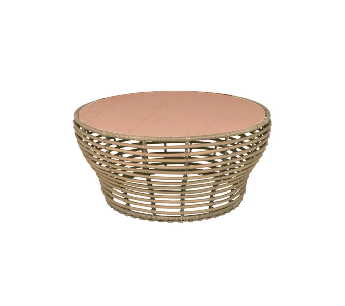 Der grosse Basket Couchtisch natur mit Terracotta Platte von Cane-line.