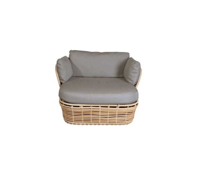 Frontansicht des Basket Loungesessels mit QuickDry-Kissen in taupe von Cane-line.