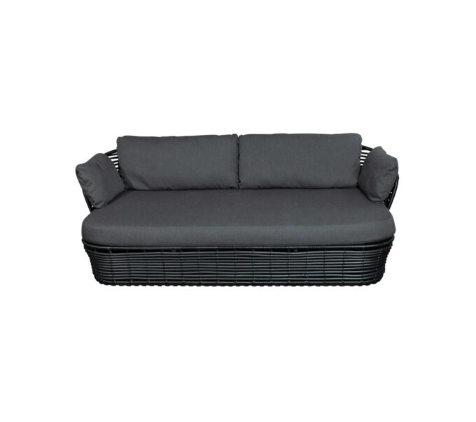 Frontansicht der Basket Lounge graphite mit grauen QuickDry-Kissen von Cane-line.