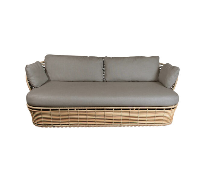 Frontansicht der Basket Lounge natur von Cane-line mit QuickDry-Kissen in taupe.