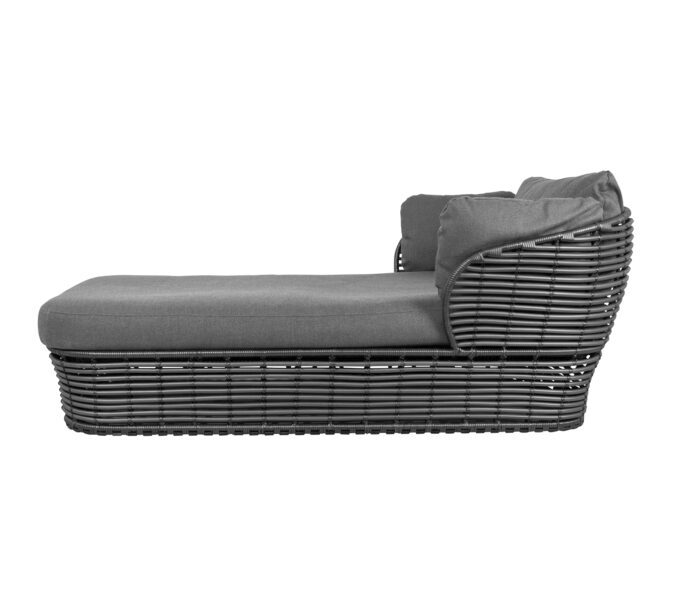 Seitenansicht des Basket Daybed graphit mit QuickDry-Kissen in grau von Cane-line.