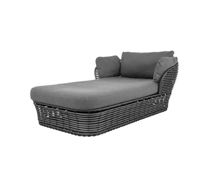 Das Basket Daybed graphit von Cane-line mit QuickDry-Kissen in grau.