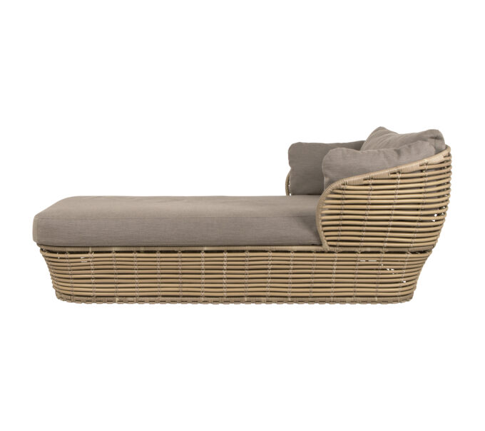 Seitenansicht der Basket Daybeds natur mit QuickDry-Kissen in taupe von Cane-line.