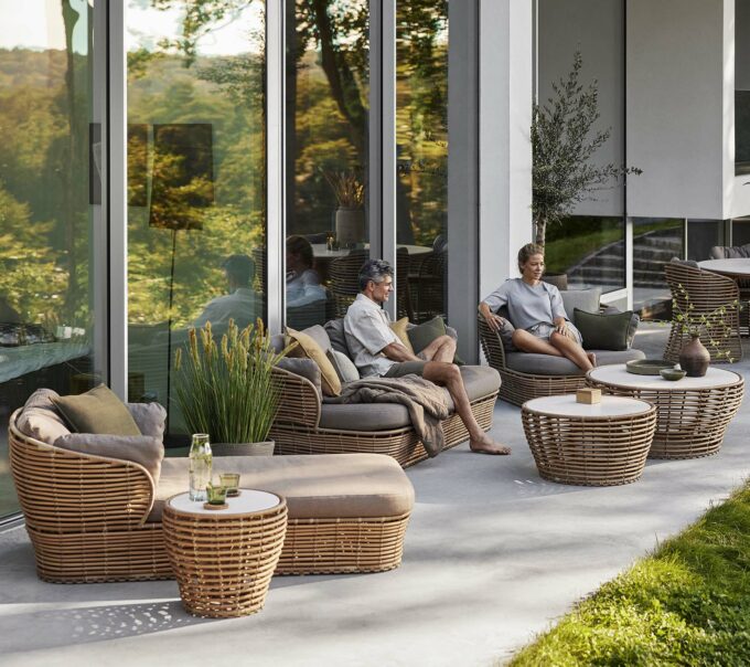 Von Cane-line komplette Basket natur Serie mit Lounge, Loungesessel, Daybed, Couchtischen und Sessel.