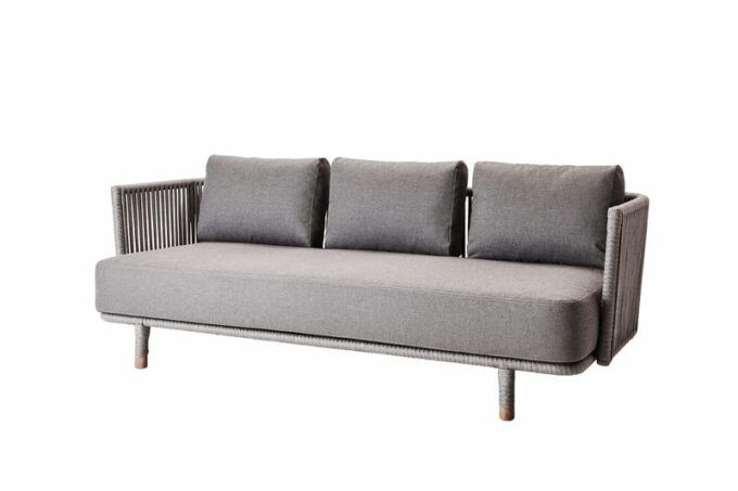 Das Moments 3-Sitzer Sofa mit grauen QuickDry-Kissen von Cane-line.