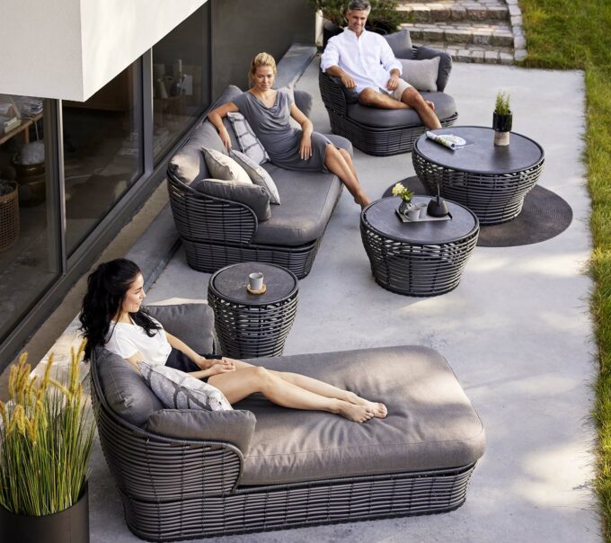 Von Cane-line Basket Lounge, Loungesessel, Daybed und Couchtische in graphit.