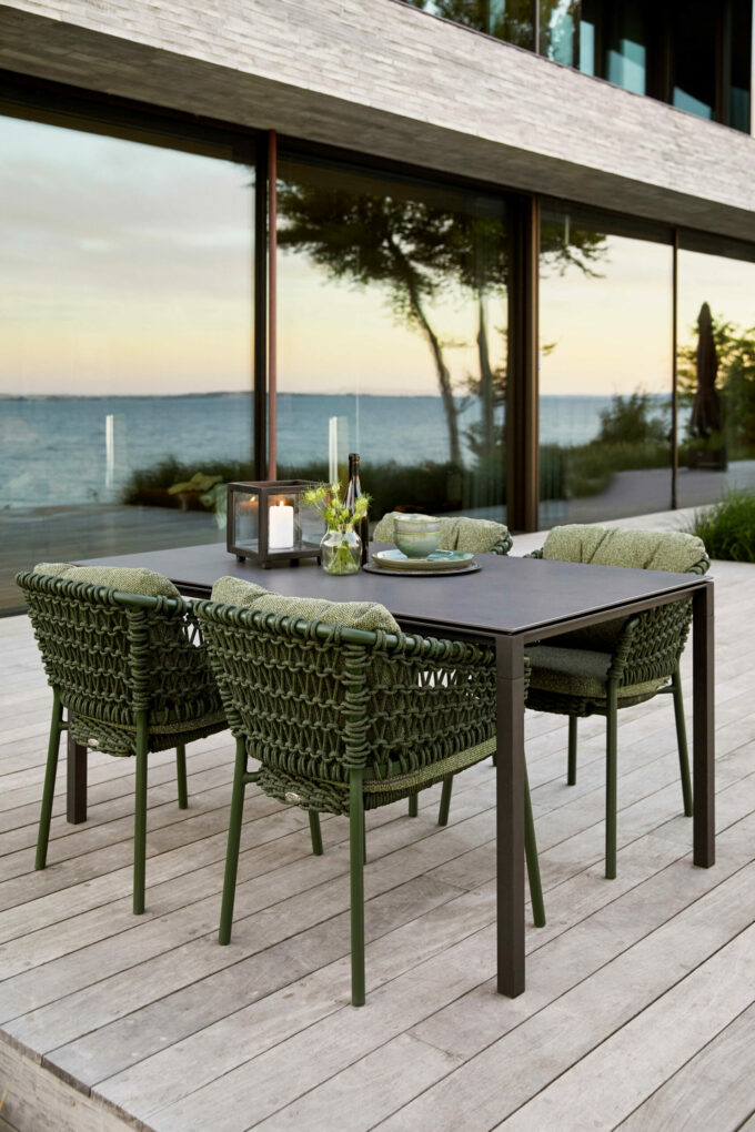 Von Cane-line grüne Ocean-Sessel zum Pure-Tisch von Cane-line.