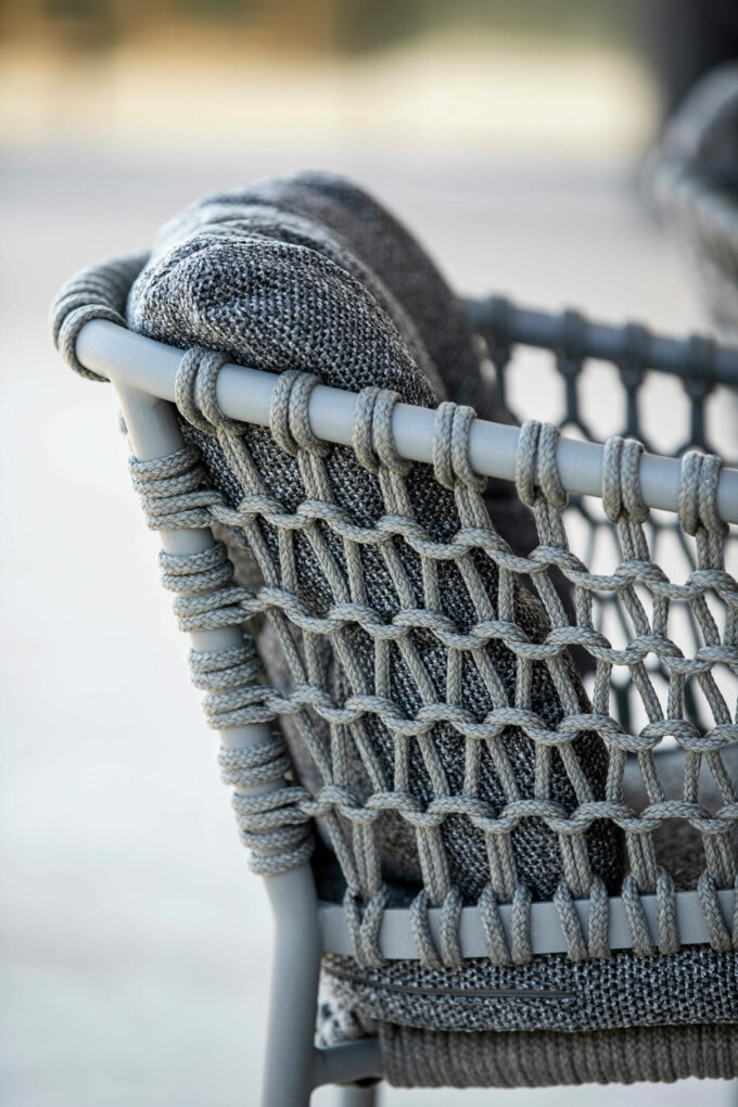 Nahaufnahme vom Ocean-Sessel in taupe mit Wove-Kissen von Cane-line.