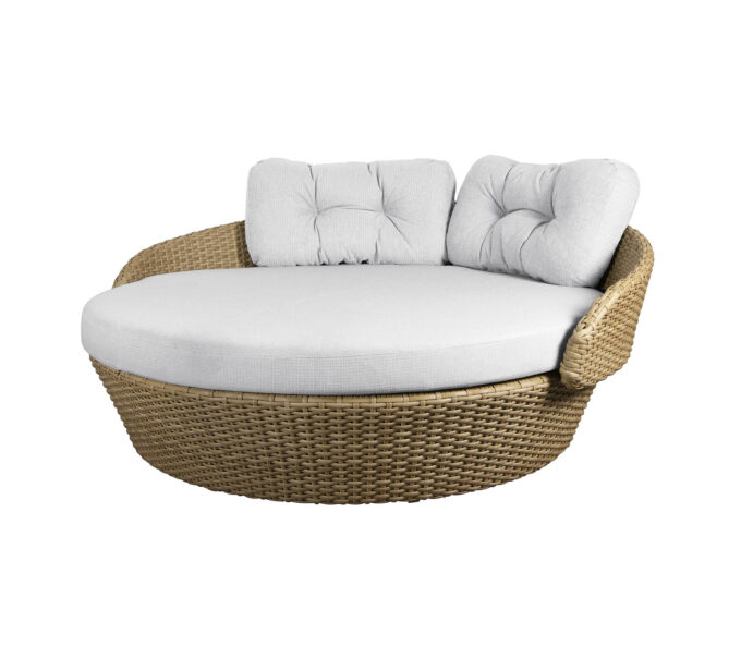 Das Ocean Large Daybed natur von Cane-line mit weiss/grauem Link-Kissen.