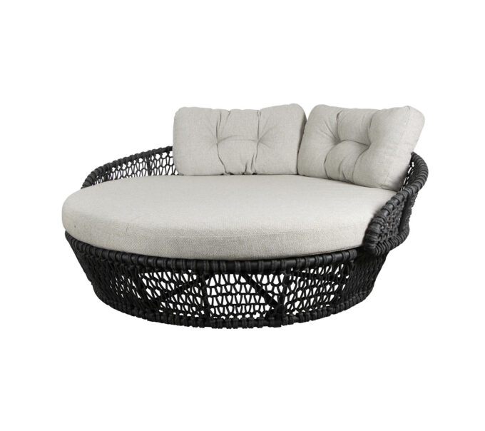 Das Ocean Large Daybed Rope dunkelgrau von Cane-line mit hellgrauem Wove-Kissen.