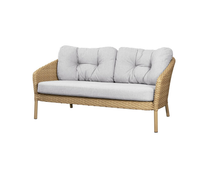 Von Cane-line das Ocean Large 2-Sitzer-Sofa in natur mit weiss/grauem Link-Kissen.