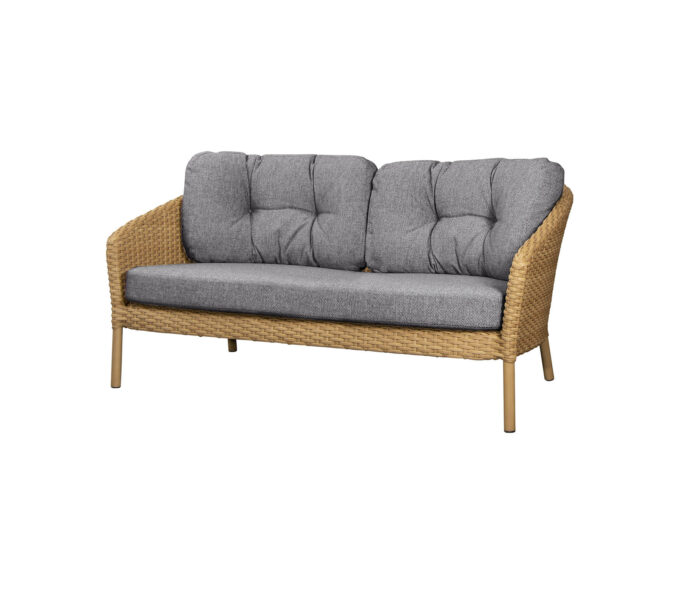 Das Ocean Large 2-Sitzer-Sofa in natur mit grauem Wove-Kissen.