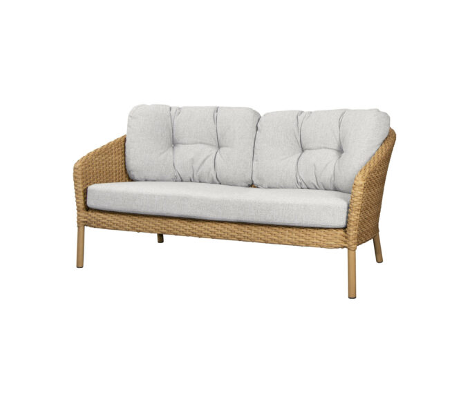 Hellbraune Wove-Kissen auf dem Ocean Large 2-Sitzer-Sofa in natur von Cane-line.