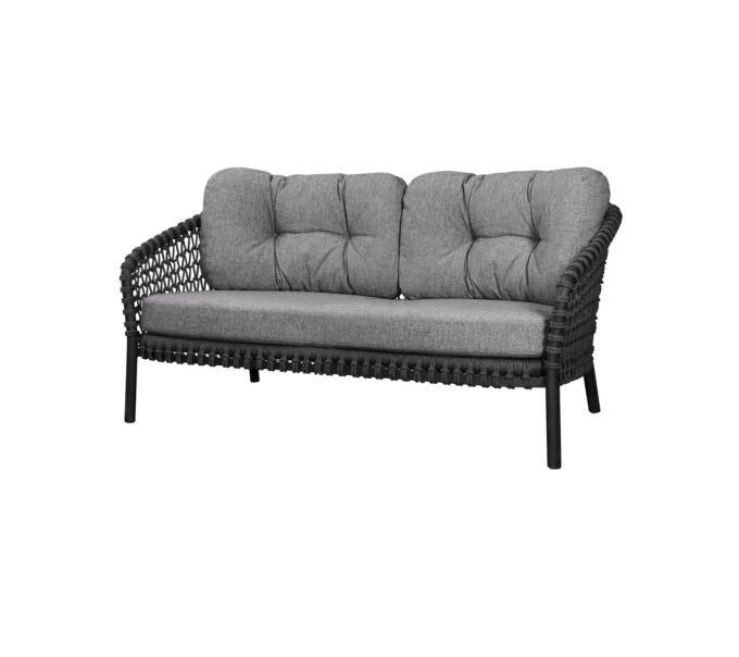 Das Ocean Large 2-Sitzer-Sofa in dunkelgrau von Cane-line mit grauen Wove-Kissen.