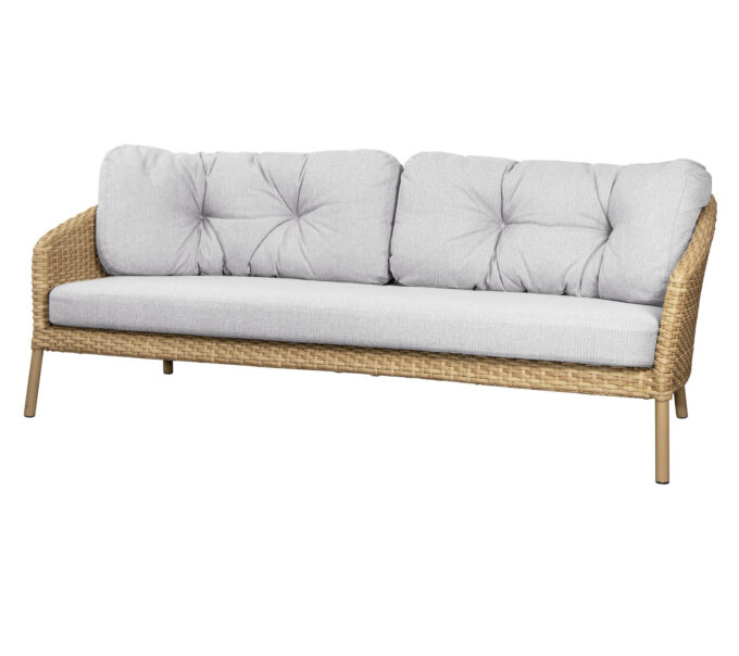 Das Ocean Large 3-Sitzer-Sofa von Cane-line mit Link-Kissen weiss/hellgrau.