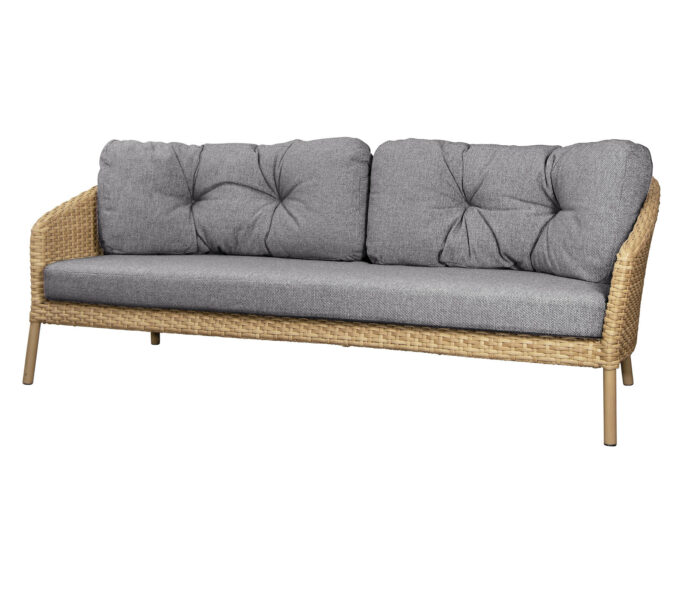 Wove-Kissen in grau auf dem Ocean Large 3-Sitzer-Sofa natur von Cane-line.