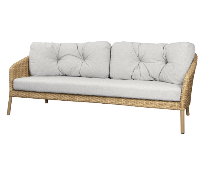 Das Ocean Large 3-Sitzer-Sofa von Cane-line mit Wove-Kissen in hellbraun.