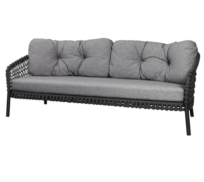 Von Cane-line das Ocean Large 3-Sitzer-Sofa mit Wove-Kissen in grau.