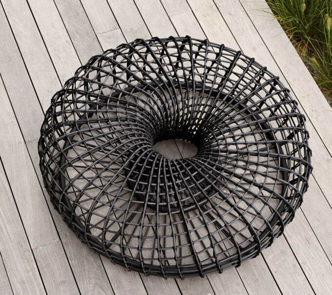 Der grosse lavagraue Nest Couchtisch/Hocker von Cane-line.
