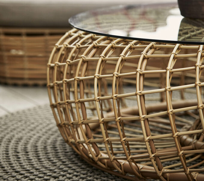 Nest Couchtisch mit Glasplatte von Cane-line.