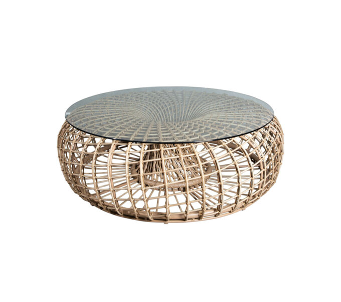 Von Cane-line der grosse Nest-Tisch mit Glasplatte.
