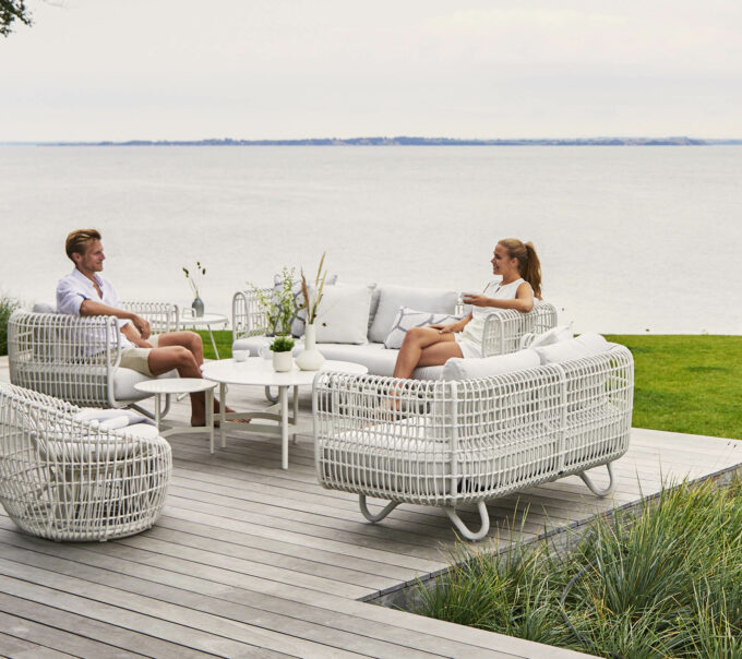 Kombination der Nest Lounge i weiss mit Twist-Tischen von Cane-line.