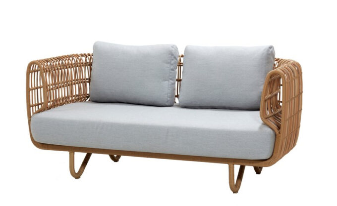 Nest 2-Sitzer-Sofa natur mit hellgrauen Natté-Kissen von Cane-line.