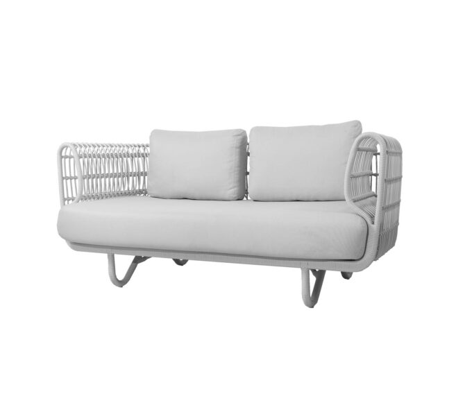 Das weisse 2-Sitzer-Sofa Nest mit weissen Natté-KIssen von Cane-line.