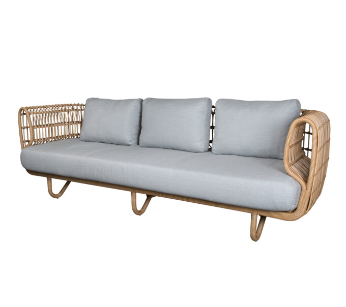 Von Cane-line das Nest 3-Sitzer-Sofa natur mit hellgrauen Natté-Kissen.