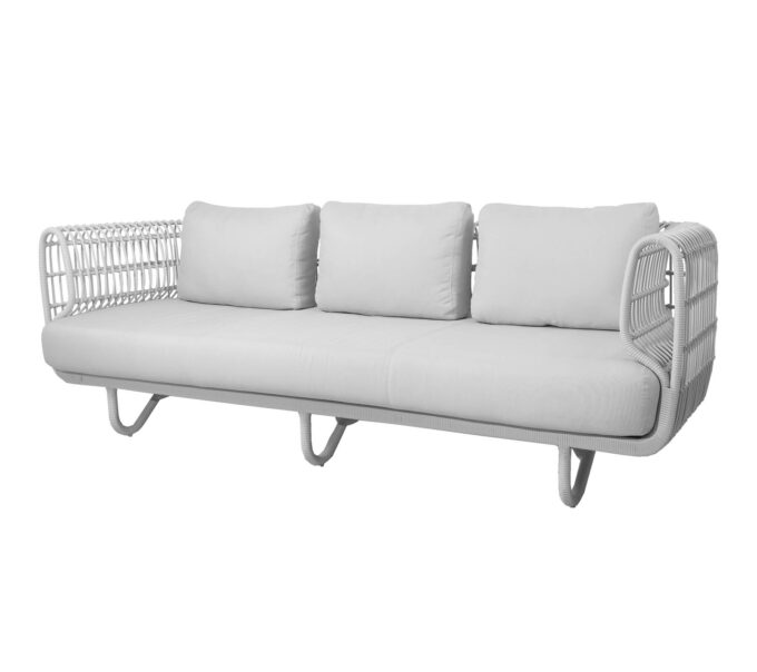 Das Nest 3-Sitzer-Sofa in weiss von Cane-line mit weissen Natté-Kissen.