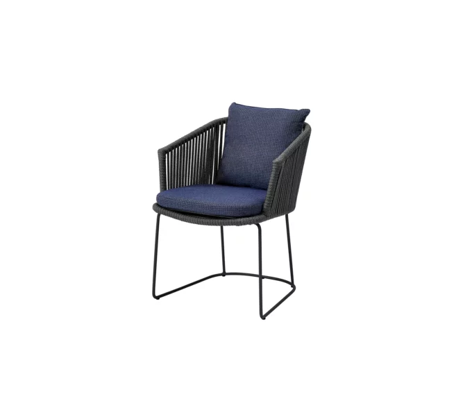 Der Moments-Sessel mit Kufen-Fuss in dunkelgrau mit blauem Moments-Link-Kissen von Cane-line.