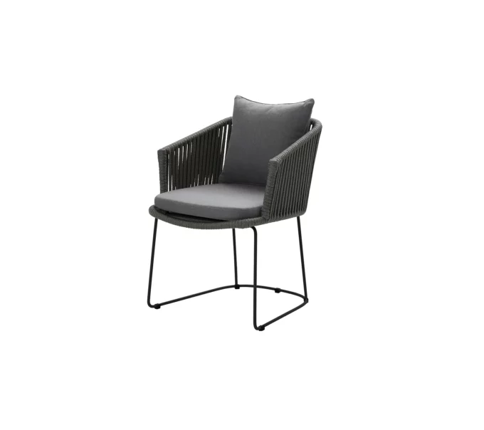 Der dunkelgraue Moments-Sessel mit Kufen-Fuss von Cane-line mit grauem Moments-Natté-Kissen.