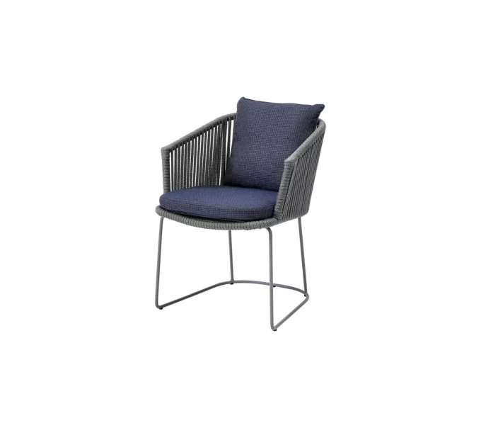 Moments-Sessel mit Kufen-Fuss in grau mit blauem Link-Kissen von Cane-line.