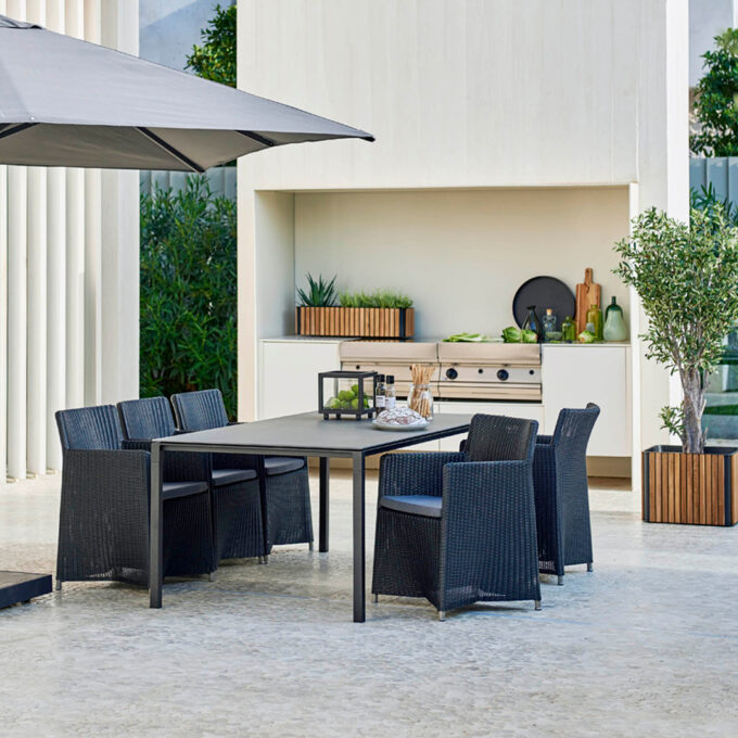 Pure-Tisch mit Diamond-Sesseln graphit von Cane-line.