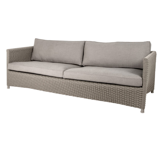 Das Diamond Rope 3-Sitzer-Sofa mit Natté-Kissen in taupe von Cane-line.