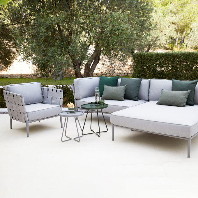 Conic Lounge mit Daybed und Sessel in hellgrau mit On the move Tisch, alles von Cane-line.