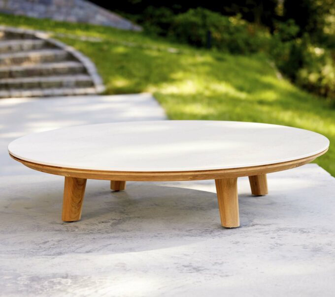 Der runde Aspect Couchtisch mit Fossil Keramikplatte im Travertine look von Cane-line.