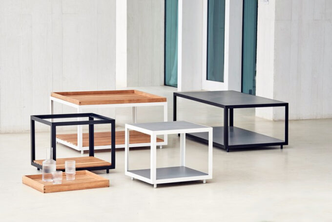 Auswahl der Level-Tische in schwarz und weiss, mit Keramik- oder Teakplatte von Cane-line.