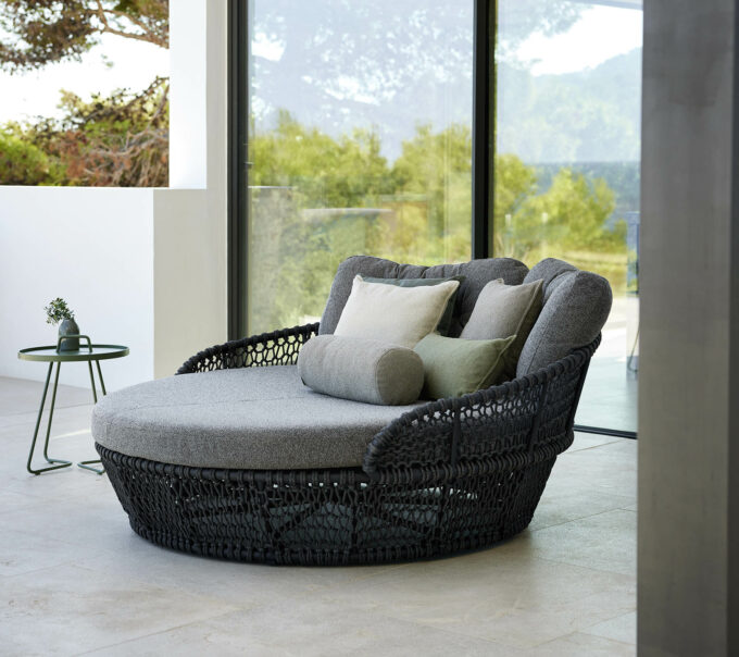 Das Ocean Daybed Rope dunkelgrau mit einem grauen Wove-Kissen von Cane-line.