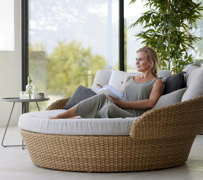 Von Cane-line Ocean Daybed natur mit einem On the Move Tisch.