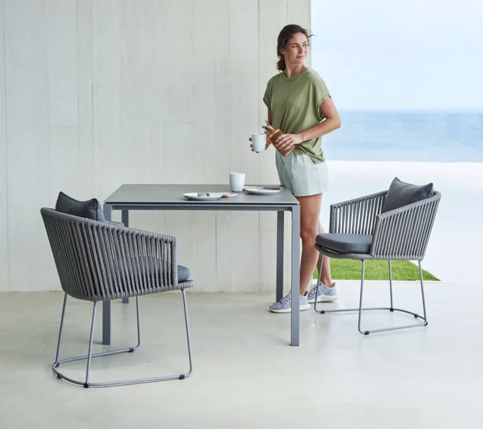 Moments-Sessel mit dem hellgrauen Pure-Tisch von Cane-line.