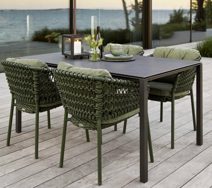 Von Cane-line der Pure-Tisch in lavagrau mit grünen Ocean-Stühlen