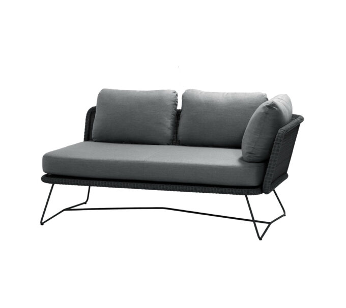 Von Cane-line, das schwarze 2-Sitzer-Sofa links aus der Serie Horizon mit Natté-Kissen in grau.