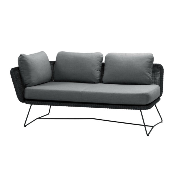 Das schwarze Horizon 2-Sitzer-Sofa rechts mit grauen Natté-Kissen von Cane-line.