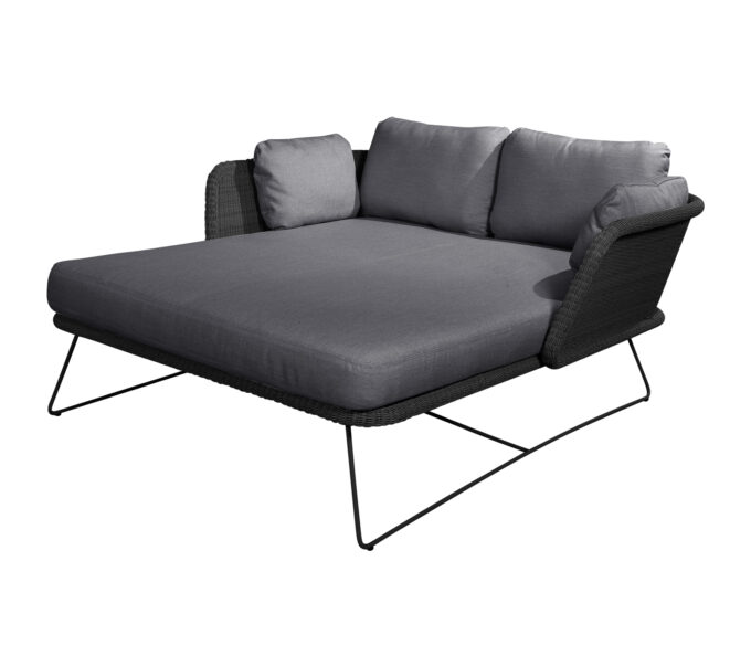 Das schwarze Horizon-Daybed von Cane-line mit grauen Natté-Kissen.