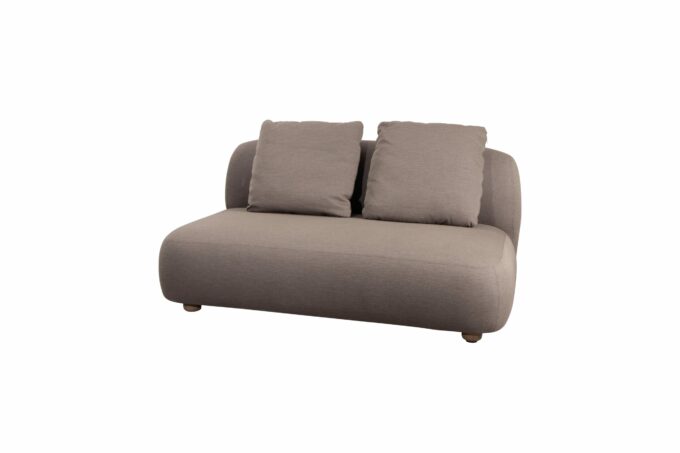 Das Capture Zweier-Sofa von Cane-line im AirTouch-Stoff taupe.